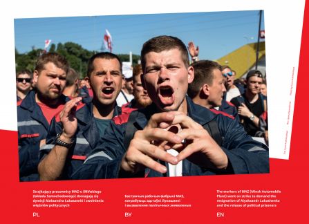 Fotografia z wystawy Białoruś. droga do wolności. strajkujący pracownicy mińskiego zakładu samochodowego. młodzi mężczyźni w granatowo-czerwonych kurtkach sportowych.